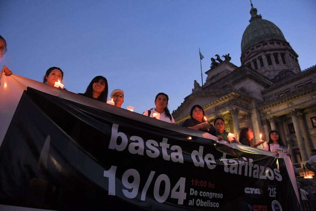 Multitudinaria "Marcha de las velas" contra el tarifazo