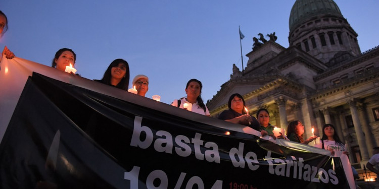 Multitudinaria "Marcha de las velas" contra el tarifazo