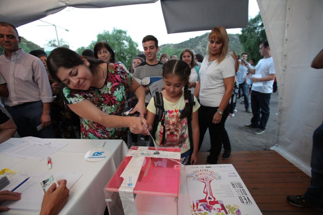 La gente votó por primera vez para elegir a la reina