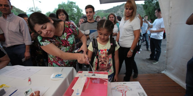 La gente votó por primera vez para elegir a la reina