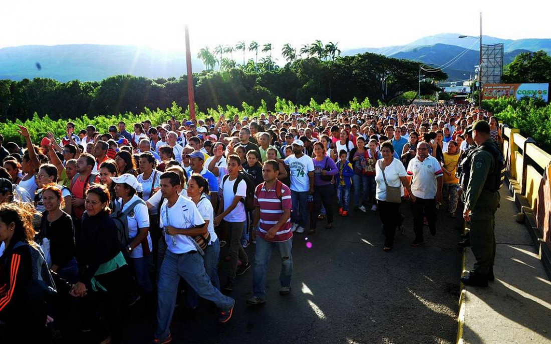 Video: miles de venezolanos cruzan la frontera en busca de alimentos