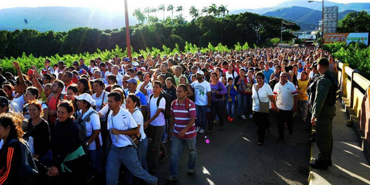 Video: miles de venezolanos cruzan la frontera en busca de alimentos