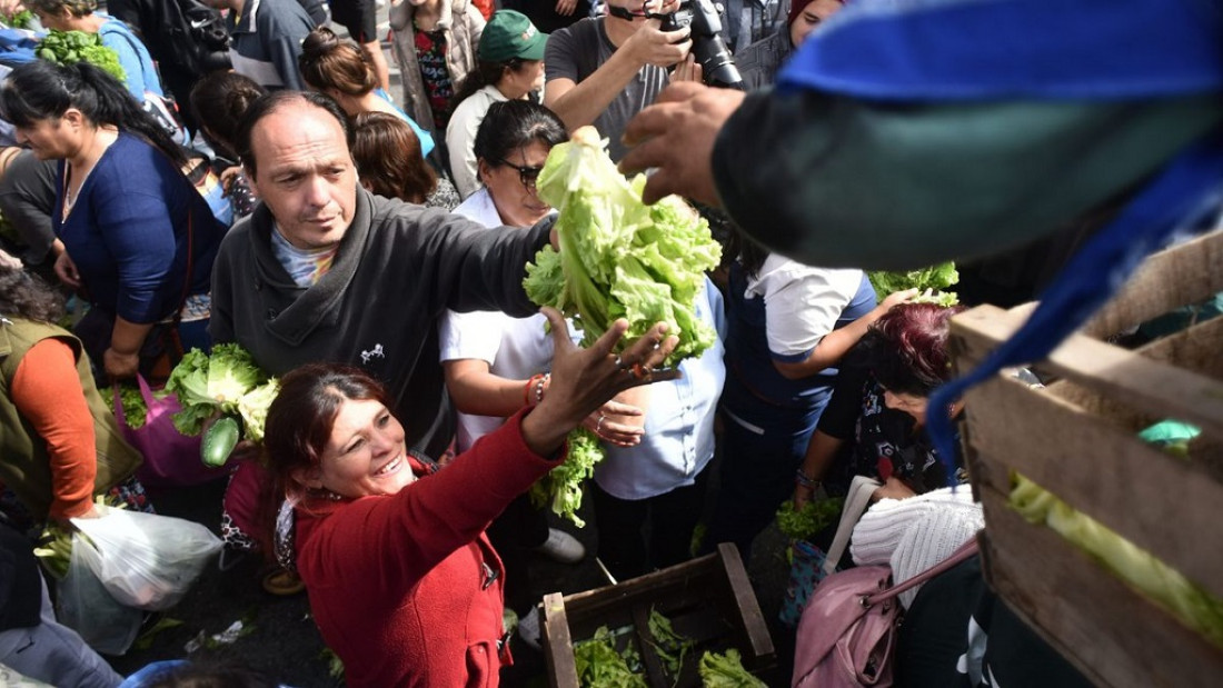 Nuevo "verdurazo" en Plaza de Mayo contra el alto precio de góndola