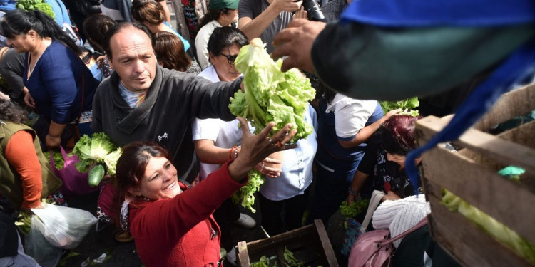 Nuevo "verdurazo" en Plaza de Mayo contra el alto precio de góndola