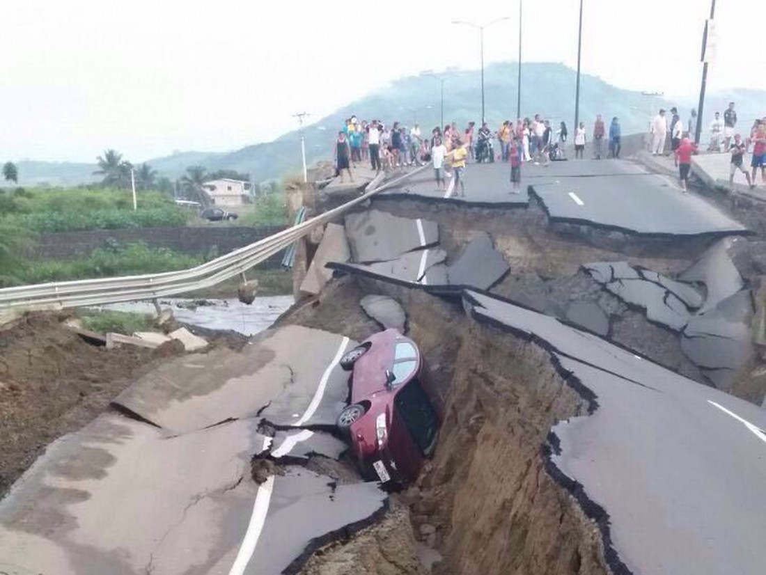 El gobierno de Ecuador confirma que ya son 350 los muertos por el sismo