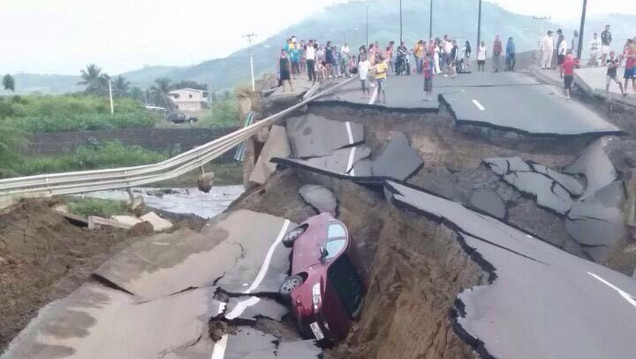 imagen El gobierno de Ecuador confirma que ya son 350 los muertos por el sismo