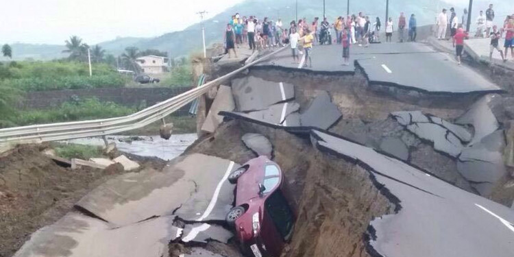 El gobierno de Ecuador confirma que ya son 350 los muertos por el sismo