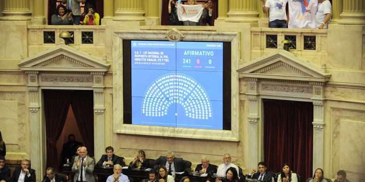 Tras años de lucha, avanzó en Diputados la nueva ley de VIH