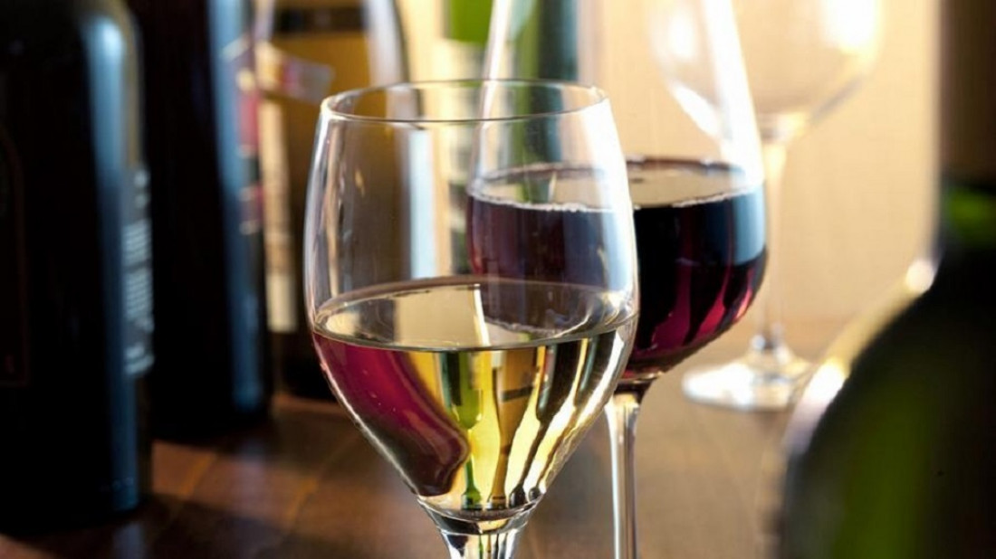 Tinto o blanco: cómo impacta el vino en la salud y cuánto se recomienda tomar 