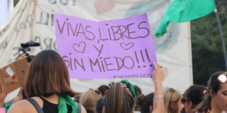 Violencia machista en la política: una de cada tres mujeres tuvo contacto físico no deseado