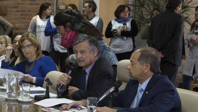 imagen Pizzi marcha a la Plaza Independencia para apoyar el reclamo docente