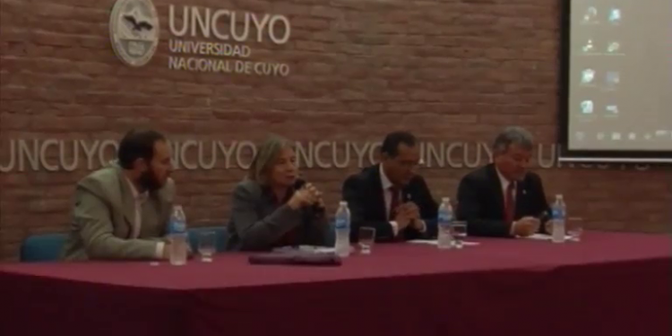 Presentación de los integrantes de la mesa académica de la II Jornada Universitaria Ciencia, Tecnología y Propiedad Intelectual 