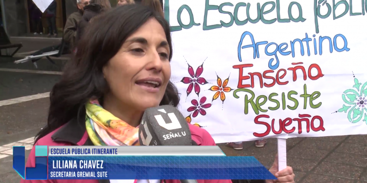 La escuela pública itinerante se instaló frente a la Legislatura