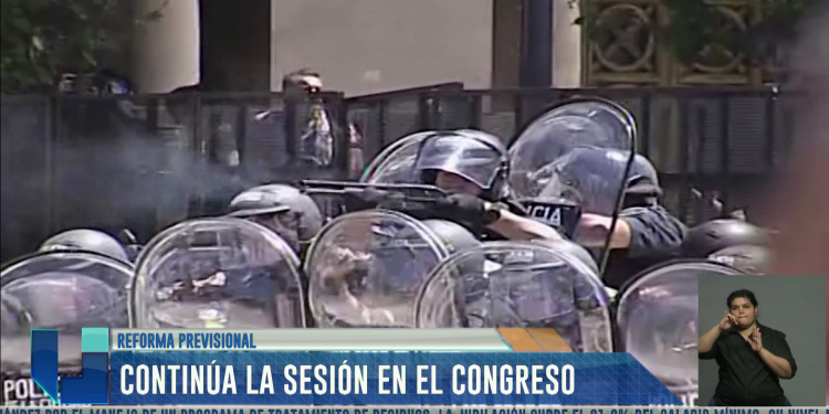 Debate en el Congreso con violencia en las calles