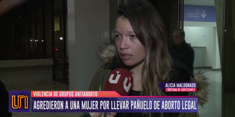 Golpearon a una mujer por estar a favor del aborto legal