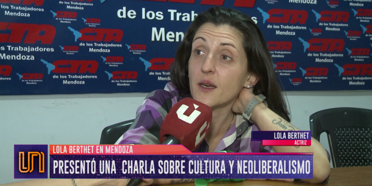 Lola Berhet dio una charla sobre cultura y neoliberalismo