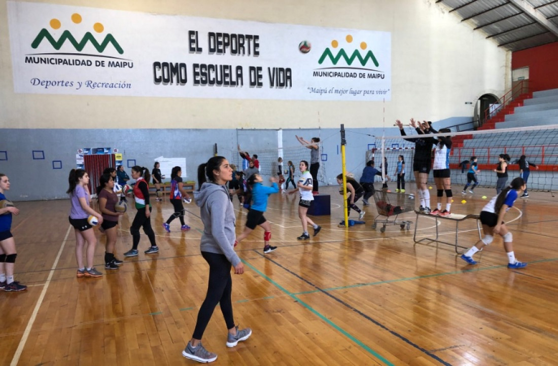 Yas Nizetich dio una clínica de voley en Maipú