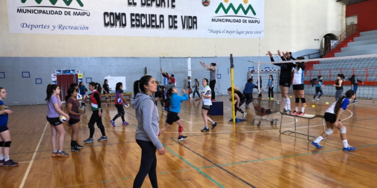 Yas Nizetich dio una clínica de voley en Maipú