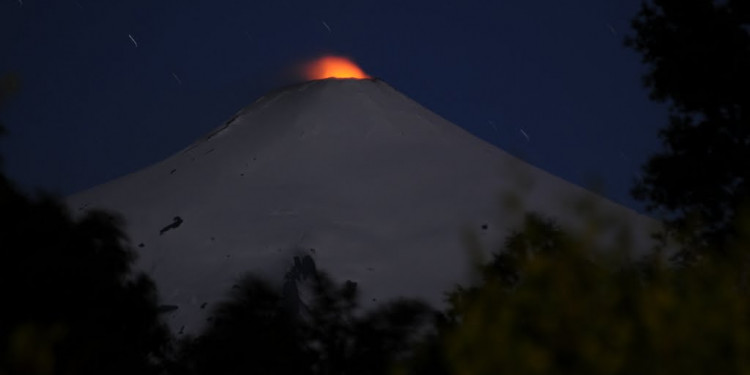 El volcán chileno Villarrica entró en erupción y hay 3300 evacuados
