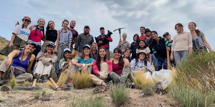 Parque Cordón del Plata: un grupo voluntario efectuó una reforestación de 200 plantas