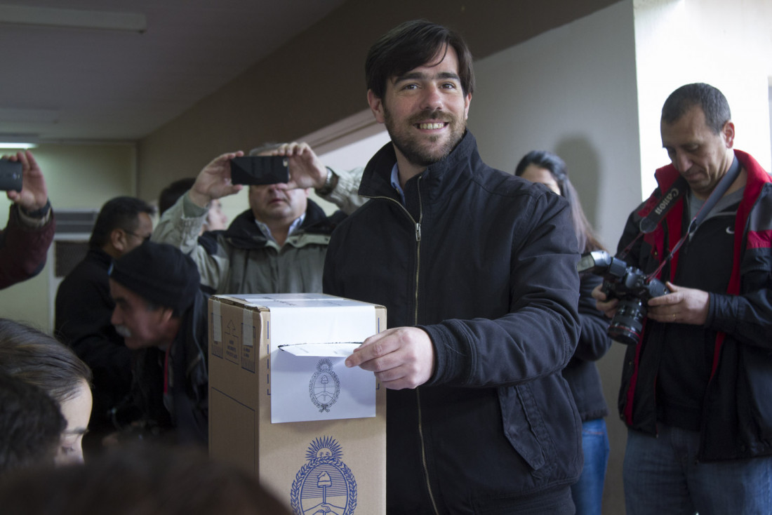 Votó Del Caño y viaja a Buenos Aires a esperar los resultados
