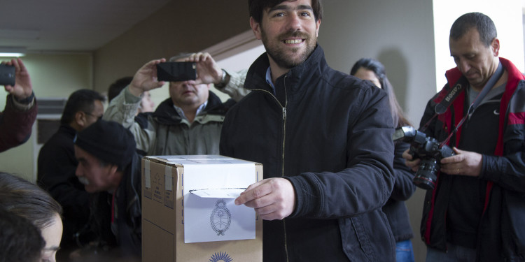 Votó Del Caño y viaja a Buenos Aires a esperar los resultados