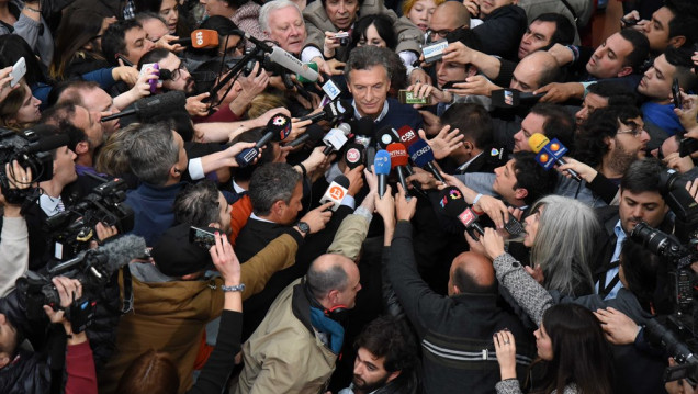 imagen Clásico de Macri: repartió medialunas antes de sufragar