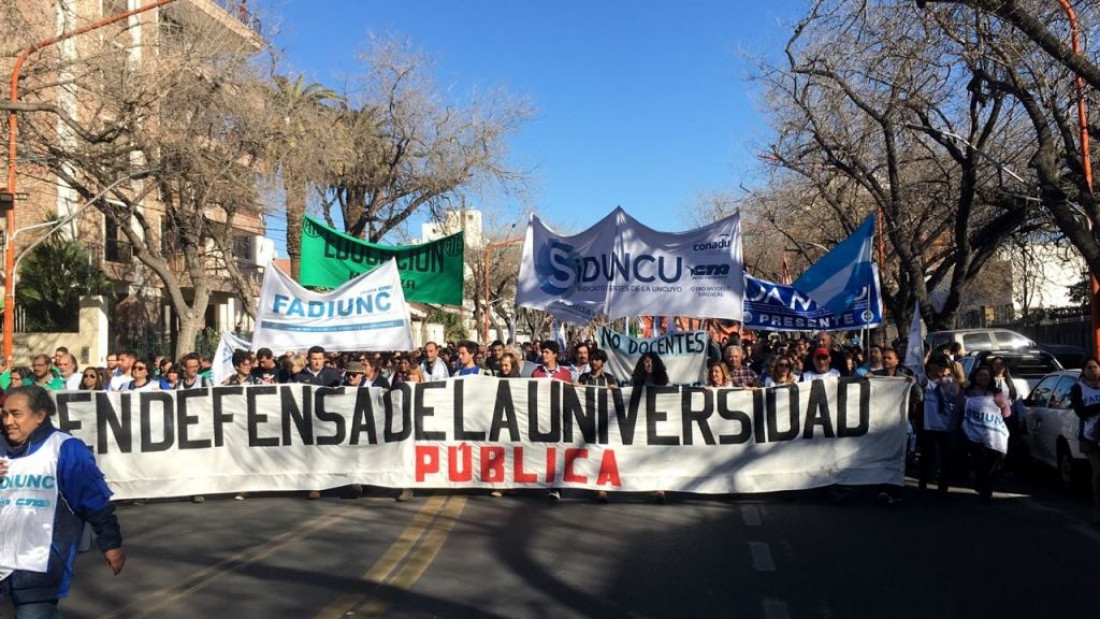 La marcha de la UNCUYO en fotos y videos