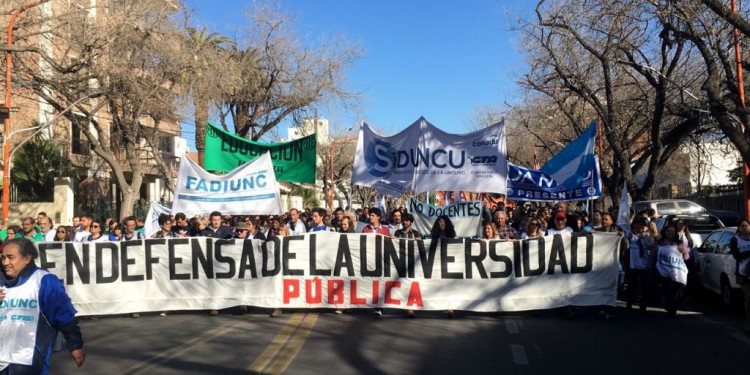 La marcha de la UNCUYO en fotos y videos