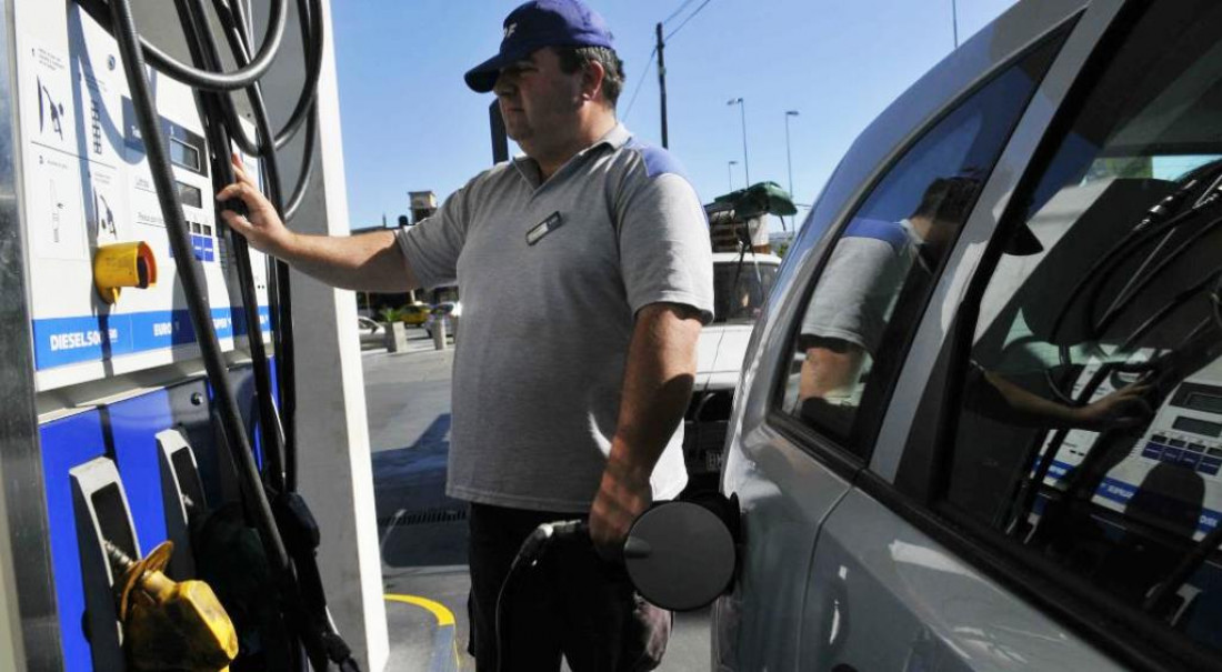 Mendoza: llenar el tanque sale casi $ 900 más caro que el año pasado