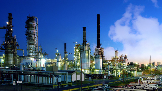 imagen Gobernadores de provincias petroleras quieren saber qué hará Macri con YPF