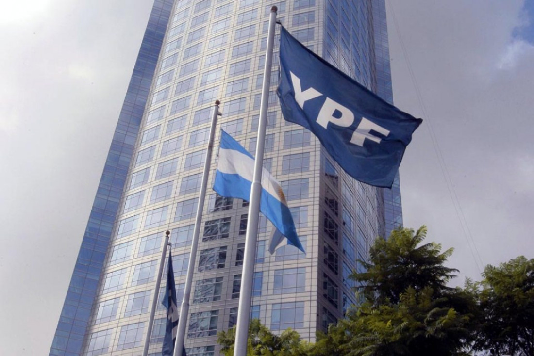 Las ganancias de YPF se desplomaron casi en el 80 %