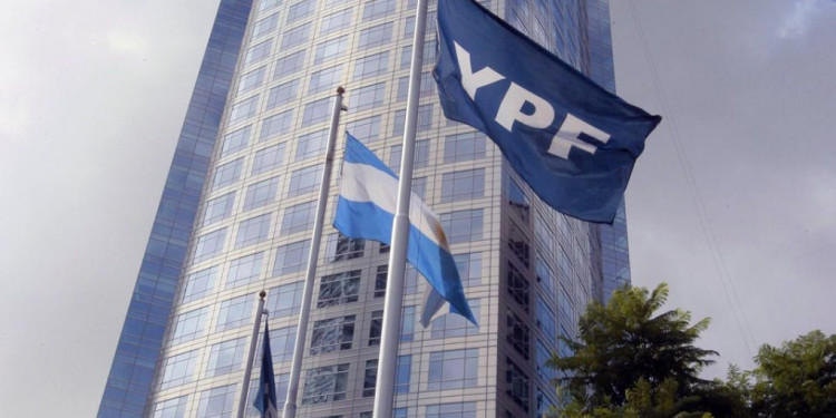 Las ganancias de YPF se desplomaron casi en el 80 %