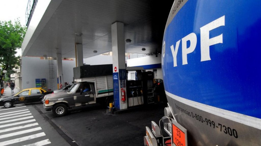 ¿Un guiño para el consumidor? YPF bajó 1,5 % el precio de sus naftas 