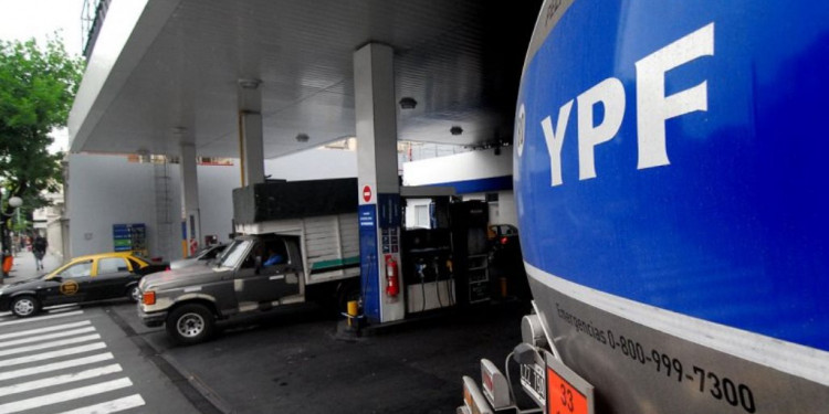 ¿Un guiño para el consumidor? YPF bajó 1,5 % el precio de sus naftas 