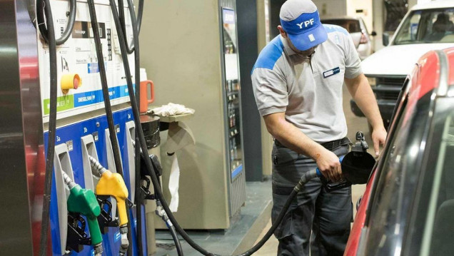 imagen YPF aumentó el 9,5% los combustibles básicos y el 11,5% los prémium