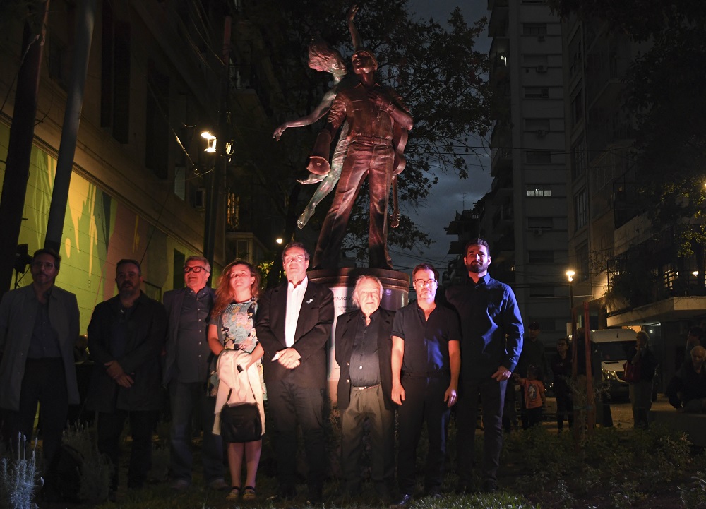 La figura de Leonardo Favio finalmente tiene su escultura en Buenos Aires -  Unidiversidad - sitio de noticias UNCUYO.